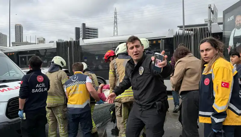 İstanbul Metrobüsünde Feci Kaza: Seferler Durduruldu, Çok Sayıda Yaralı