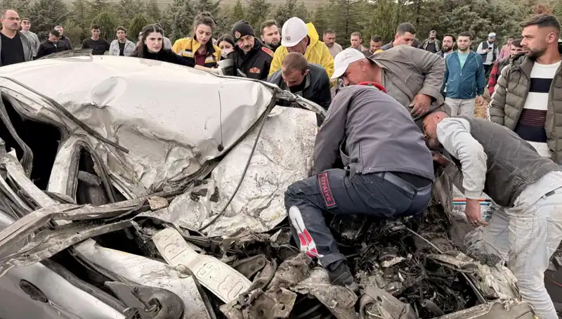 TIR ile Çarpışan Araç: Kağıt Gibi Ezilen Metal Yığınları
