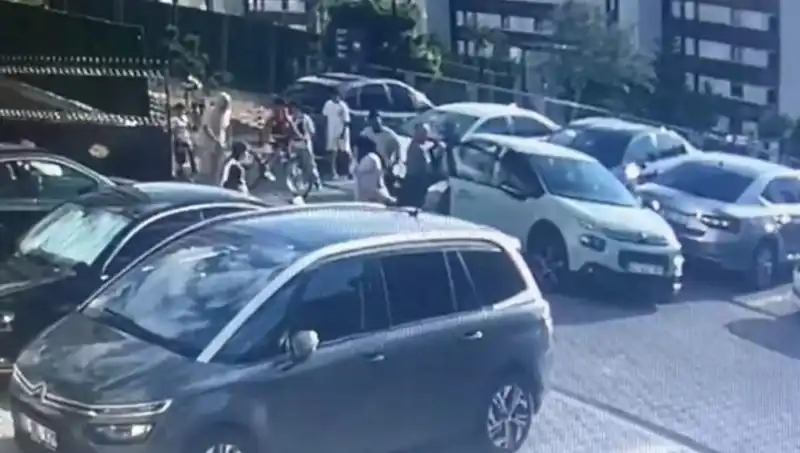 Eşini ve Yakınlarını Arabayla Ezdi: Şok Edici Olayın Ardındaki Gerçekler