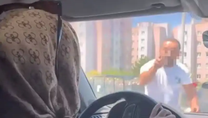 Trafikte Dehşet Anları: Araç Camını Yumruklayan Sürücü Şoku