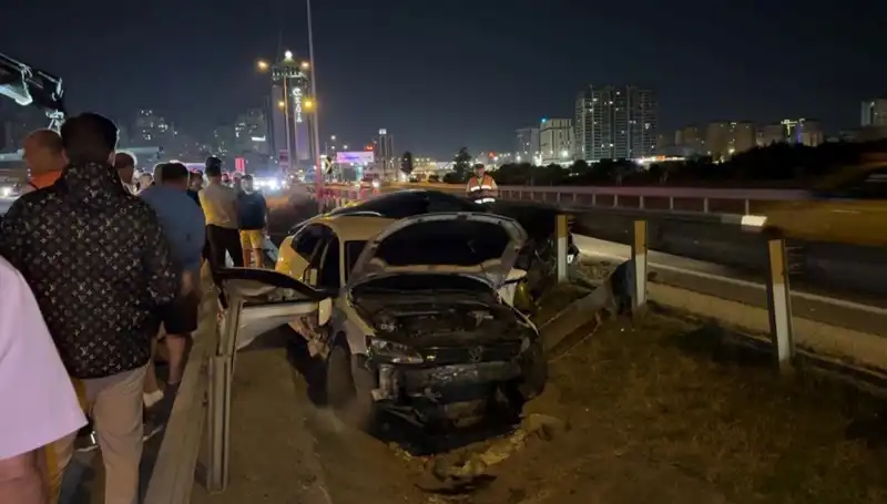 Makas Atmanın Bedeli: İki Otomobil Yol Ayrımında Boşluğa Düştü
