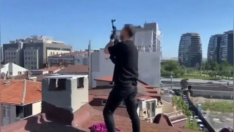 İstanbul’da Şok Gelişme: Çatıdaki Sığınaktaki Silah Operasyonu