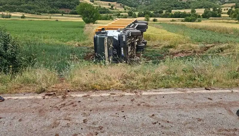 Tokat’ta Devrilen Kamyon Feci Bir Kazaya Neden Oldu: Şoför Hayatını Kaybetti