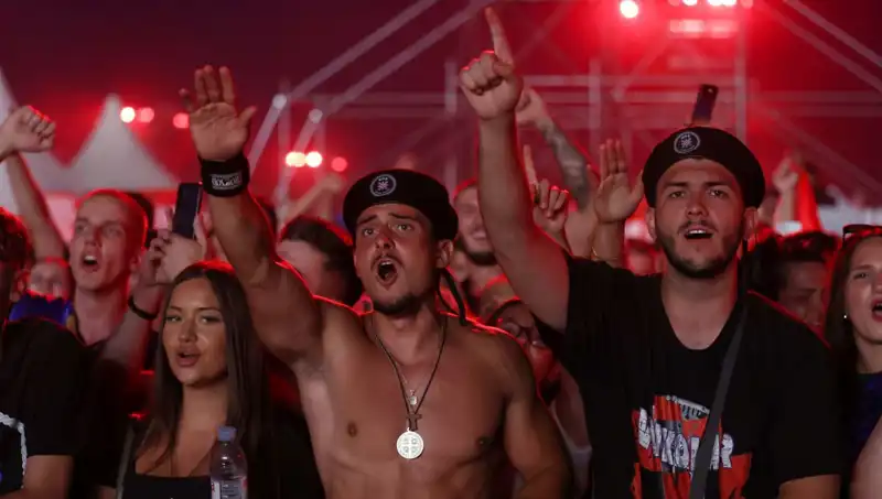 Thompson Konserinde Şok Eden Nazi Selamı Olayı Gündemi Sarstı