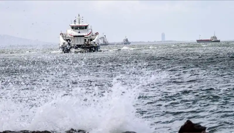 İzmir'de Vapur Seferleri Fırtınadan Dolayı İptal Edildi!