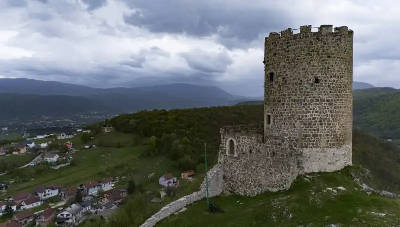 Bosna-Hersek'teki Sokolac Kalesi: Tarihin Hayatta Kalan Tanığı