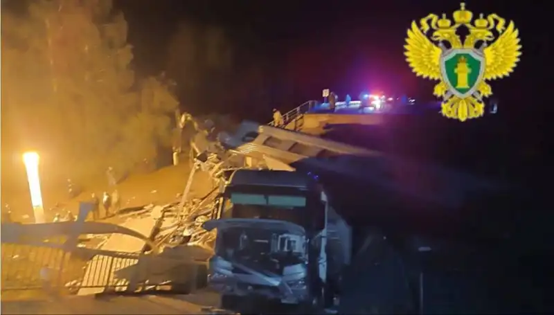 Rusya'da Feci Kaza: Tren Üzerine Çöken Köprüde Hayatını Kaybedenler Var