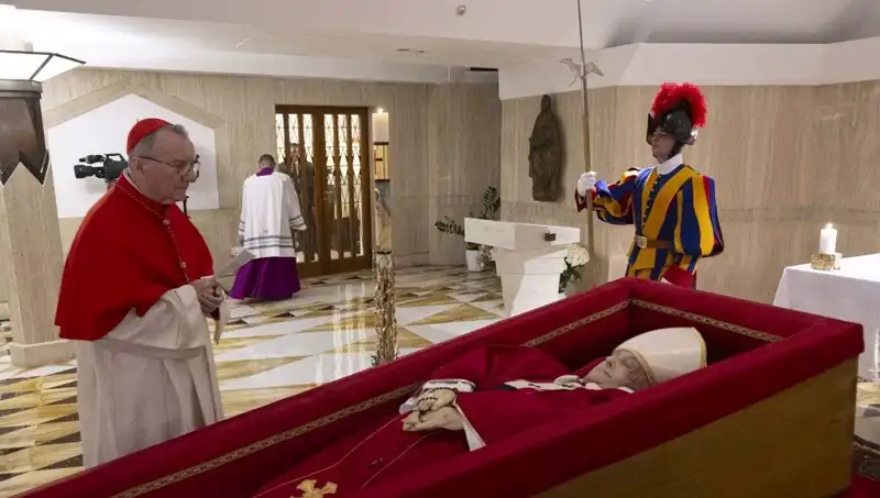 Papa'nın Tabutundaki Fotoğraflar Yayınlandı: Duygusal Anlar ve Anlamı