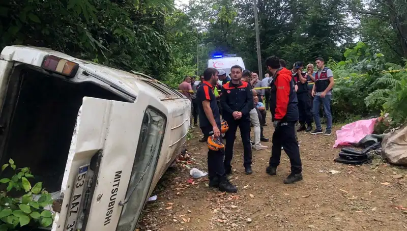 Rize'de Minibüs Yamaçtan Yuvarlandı: Korkunç Kaza ve Feci Sonuçlar