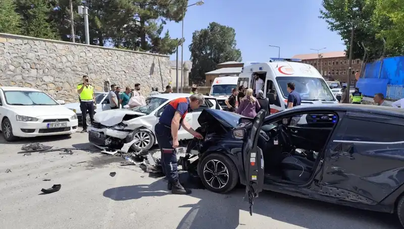 Bitlis’te Şiddetli Trafik Kazası: Otomobiller Çarpıştı ve 10 Yaralı