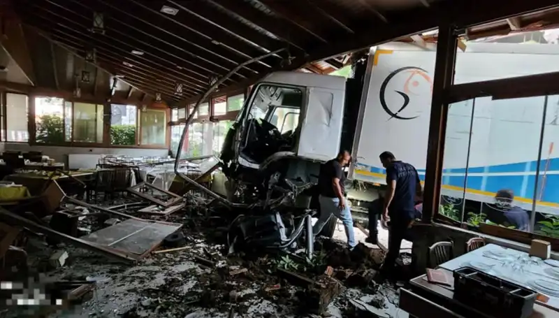 Freni Boşalan Kamyonun Restorana Girdiği Kaza Anları Güvenlik Kamerasında
