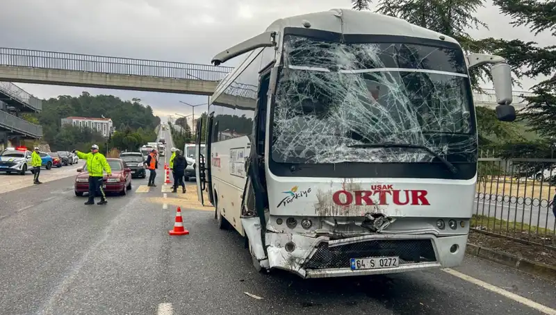 Uşak’ta İki İşçi Servisi Çarpıştı: Korkutan Trafik Kazasında Yaralılar Var