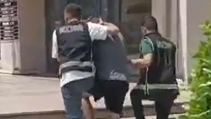 Turist, Sahte Dolarla Alışveriş Yaparken Yakalandı: Sınır Dışı Edildi