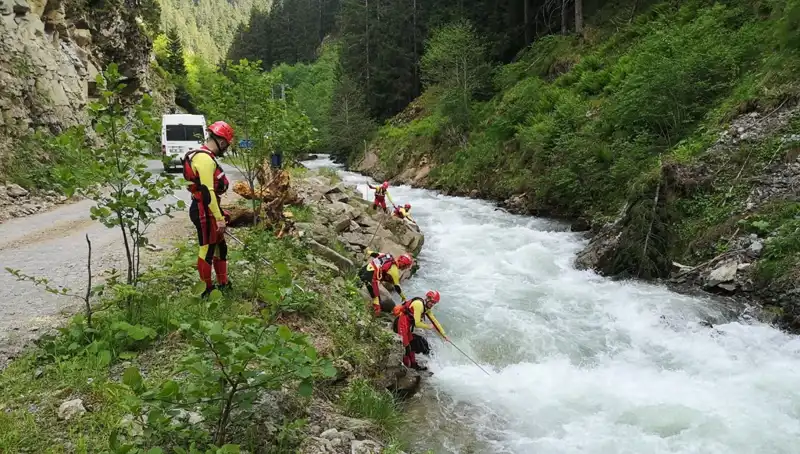 Trabzon’da Dereye Düşen Çocuk İçin Dev Arama Çalışmaları Sürüyor