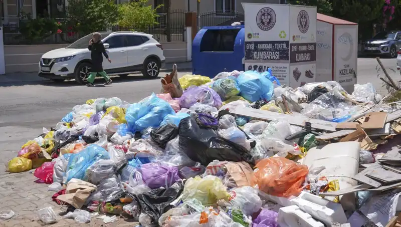 İzmir’de Çöp Yığınları Sorunu: Şehir Hayalet Şehre Dönüşüyor