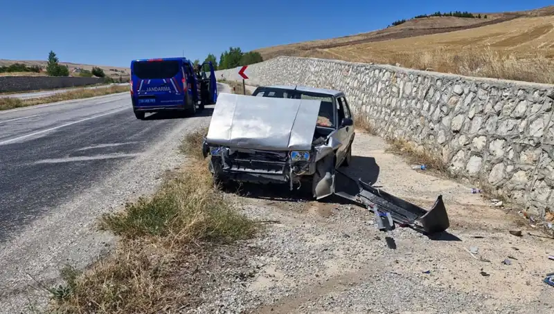 Kontrolden Çıkan Otomobil, Duvara Çarptı: İki Kişi Yaralandı
