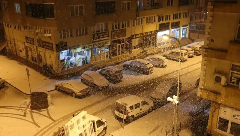 Bir Günde İki Mevsimi Yaşayan Şehir: Kar ve Baharın Dansı
