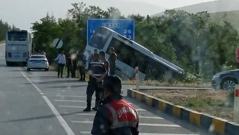 Isparta'da Tur ve Yolcu Otobüsü Çarpıştı: Yaralılar Hastaneye Sevk Edildi