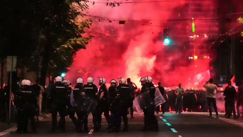 Sırbistan'da Erken Seçim Protestoları: On Binler Sokağa Çıktı!