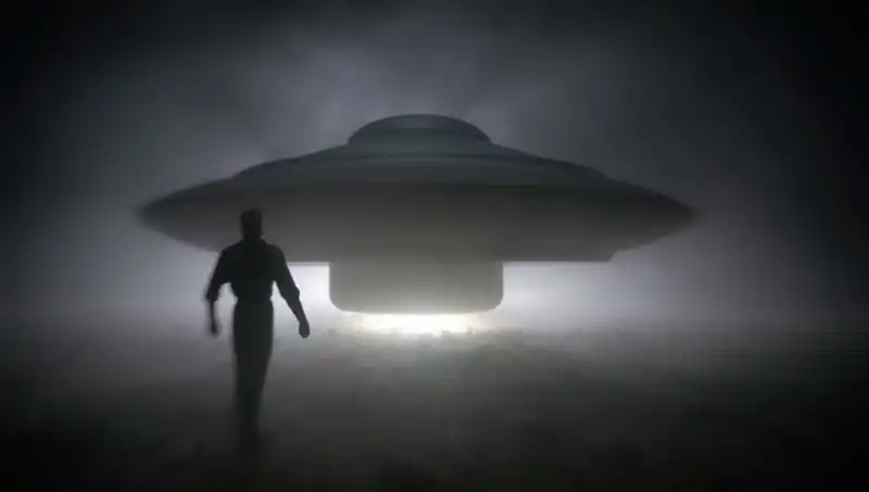 UFO Uzmanı Dikkat Çekici Uyarıda Bulundu: "Uzaylılar Masum İnsanları Hedef Alıyor!"