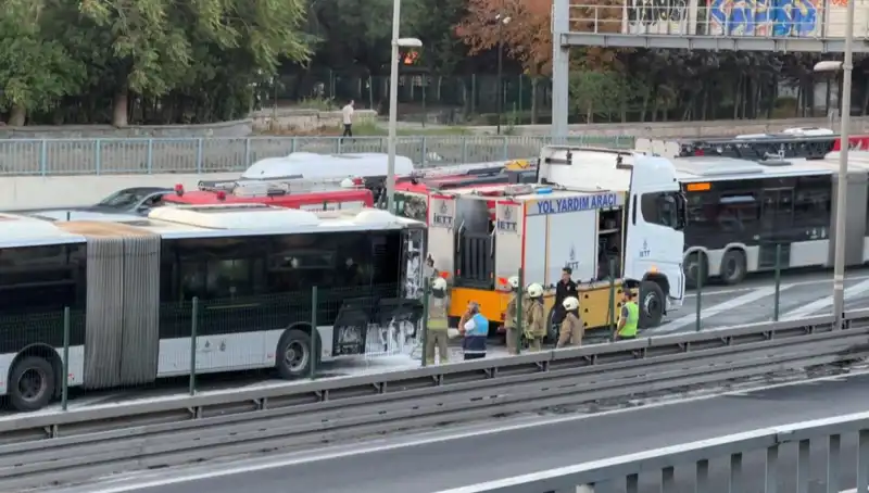 İstanbul Metrobüs Yangını: Trafikte Duraklama ve Panik Anları!