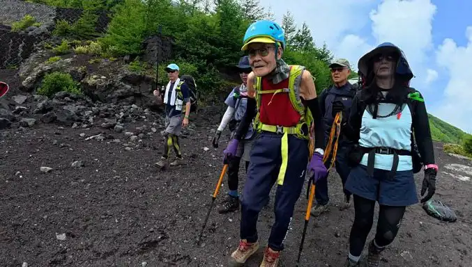 102 Yaşındaki Japon Dağcı Fuji Dağı’nda Tarihi Rekor Kırdı