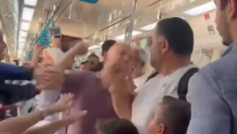 Marmaray'da İşlek Saatte Yumruklu Kavga: Güvenlik Alarmı