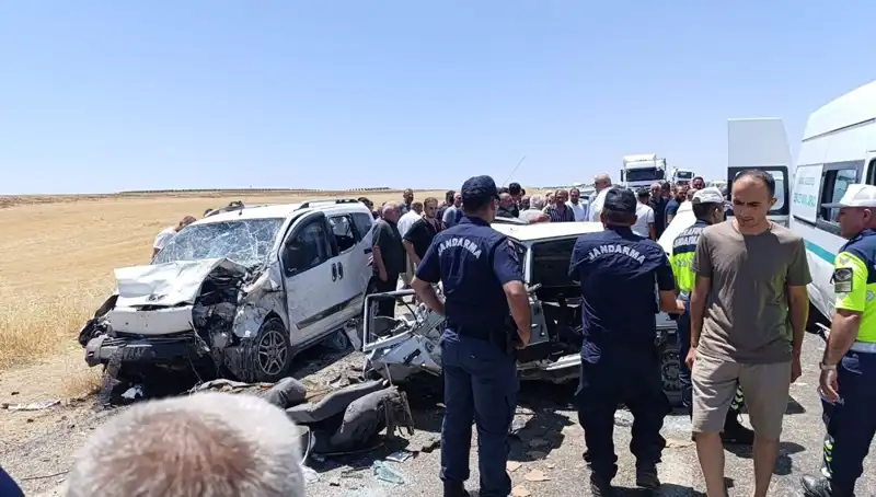 Hafif Ticari Araç ile Otomobil Çarpıştı: 4 Can Yolda Kaldı