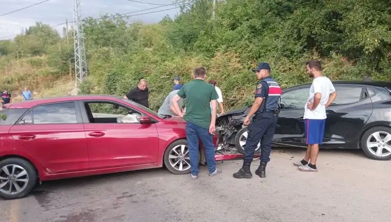 Karamürsel'de Feci Kaza: Otomobillerin Çarpışması Sonucu 4 Yaralı