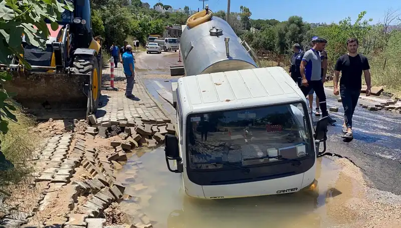 Bodrum’da Su Hattı Patladı: Tanker Çukura Düşerek Büyük Paniğe Neden Oldu