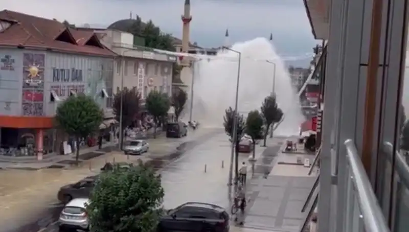 Hayret Verici Olay: İçme Suyu Hattı Borusu Patladı, Su Yıldız Gibi Fışkırdı!