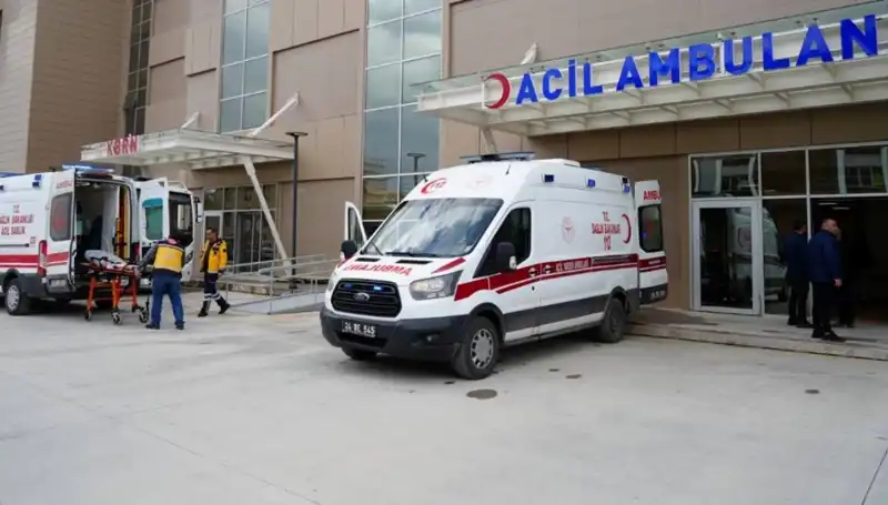 Erzincan'da Feci Kaza: Hayatını Kaybeden Bir Kişi ve Üç Yaralı