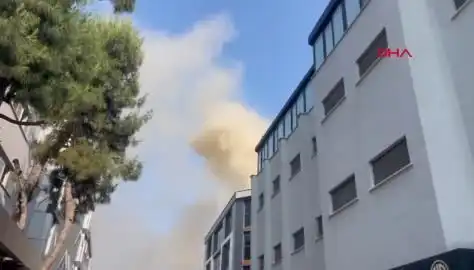 İstanbul'da 4 Katlı İş Merkezinde Yangın: Yangına Hızla Müdahale Ediliyor
