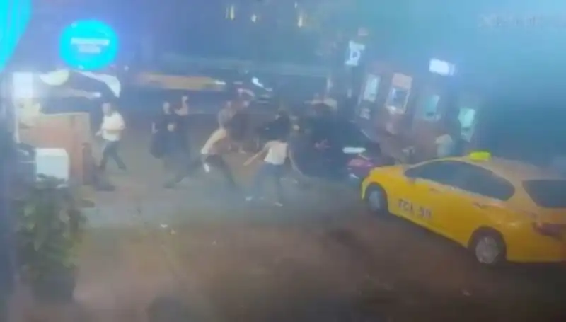 Beyoğlu'nda Tartışma Alevlendi: Laf Atma Kavgasında Bariz Kargaşa ve Kan Aktı!