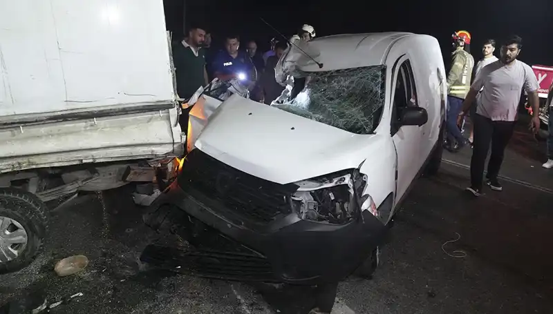İstanbul'da Feci Kaza! Üç Yaralı, Olay Yeri Tam Bir Kargaşa