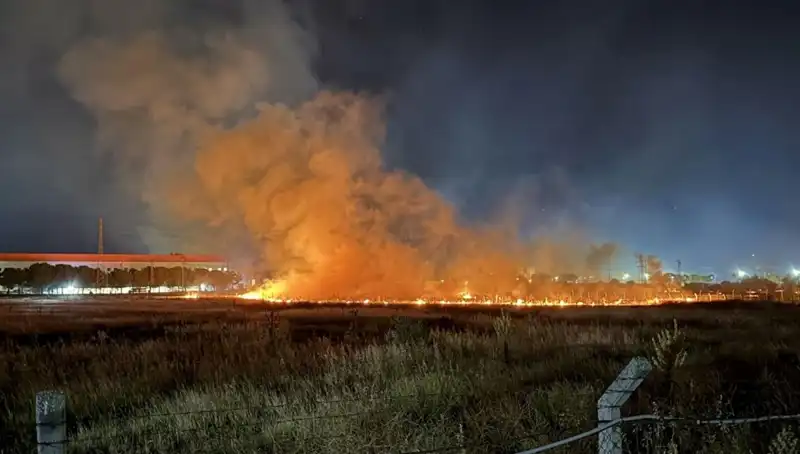 İzmir'de Gece Yarısı Yangın Paniği: Zamanla Yarışan İtfaiye Ekipleri