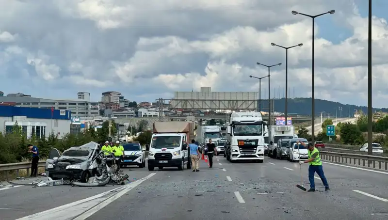Otoyolda Geçici Felç: Üç Kişi Araçta Sıkıştı, Trafik Felç Oldu
