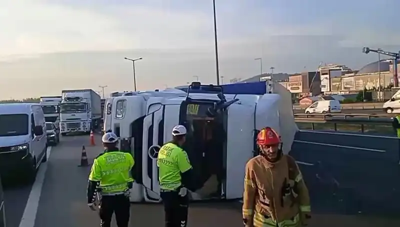 Pendik TEM Otoyolu'nda TIR Devrildi: İstanbul Yönü Kilitlendi, Trafik Çilesi Başladı!