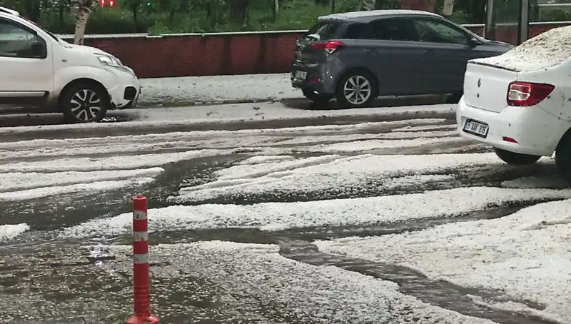 Ardahan’da Dolu Felaketi: Şehir Aniden Beyaza Büründü!