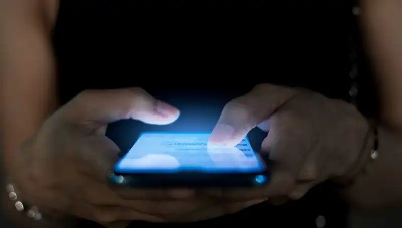 Narsisizmin Görünmeyen Yüzü: Telefon Alışkanlığının Psikolojisi