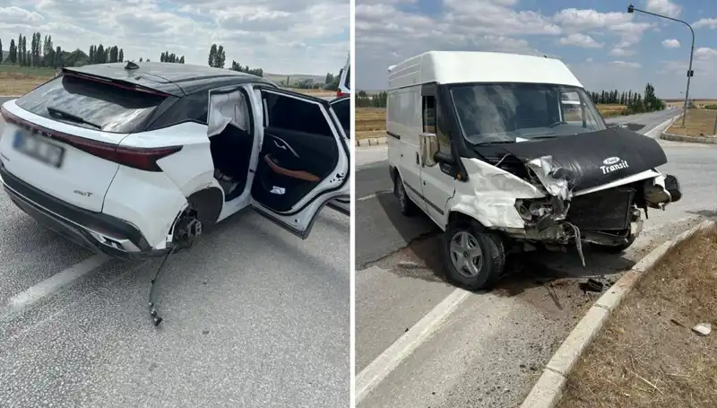 Çorum'da Feci Kaza: İki Araç Kafa Kafaya Çarpıştı, Yaralılar Var