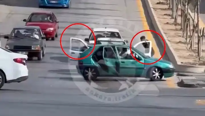 Trafikte Bıçak ve Kılıçlarla Saldırı: İki Şahıs Gözaltına Alındı