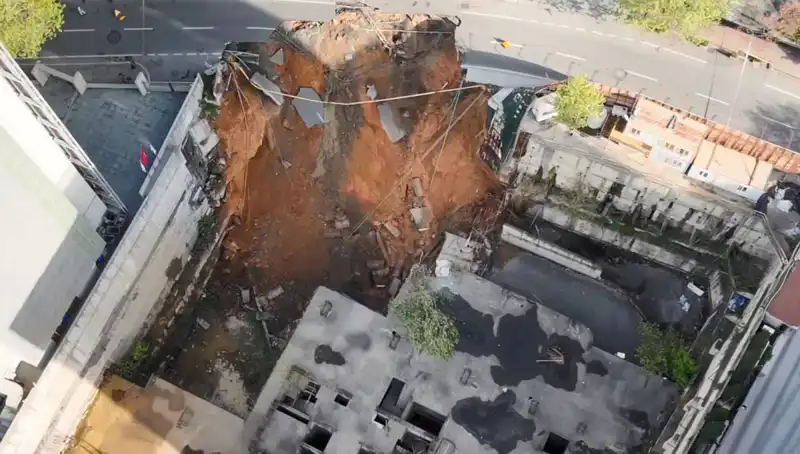 Sarıyer'de Yol Çökmesi: Trafik Felç Oldu, Herkes Panik İçinde!