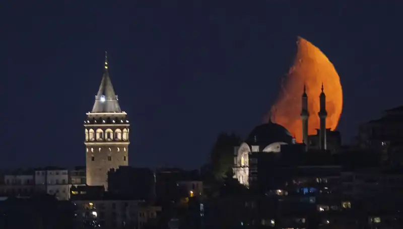 İstanbul'da Yarım Ay Manzarası: Şehri Sarınan Büyüleyici Güzellik