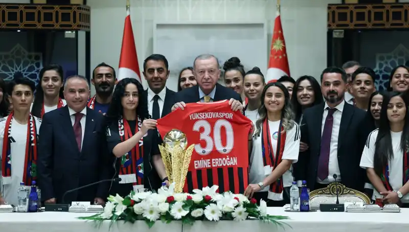 Cumhurbaşkanı Erdoğan, Yüksekovaspor Kadın Futbol Takımı’nı Kabul Etti: Kadın Sporuna Destek Veriliyor