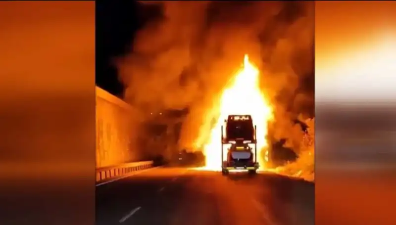 Otomobil Yüklü Tırda Çıkan Yangın Panik Yarattı: 8 Araç Kül Oldu