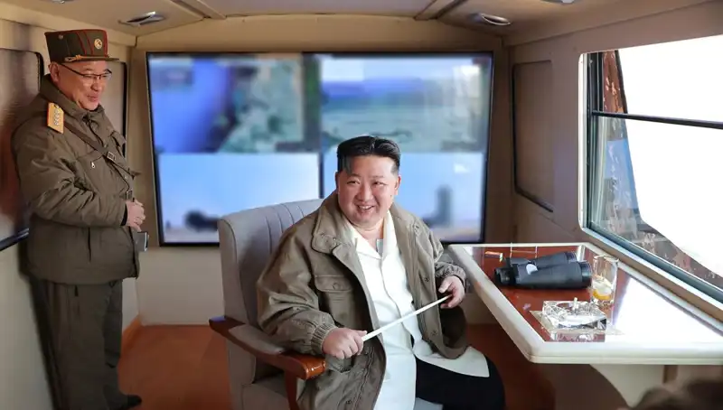 Kim Jong Un, "Üstün Savaş Yeteneğine Sahip" Uçaksavar Füzesini Test Etti