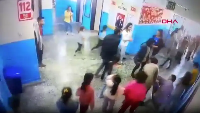 Okulda Bayılan Öğrenciyi Müdür Yardımcısı Kurtardı: Dram ve Kahramanlık