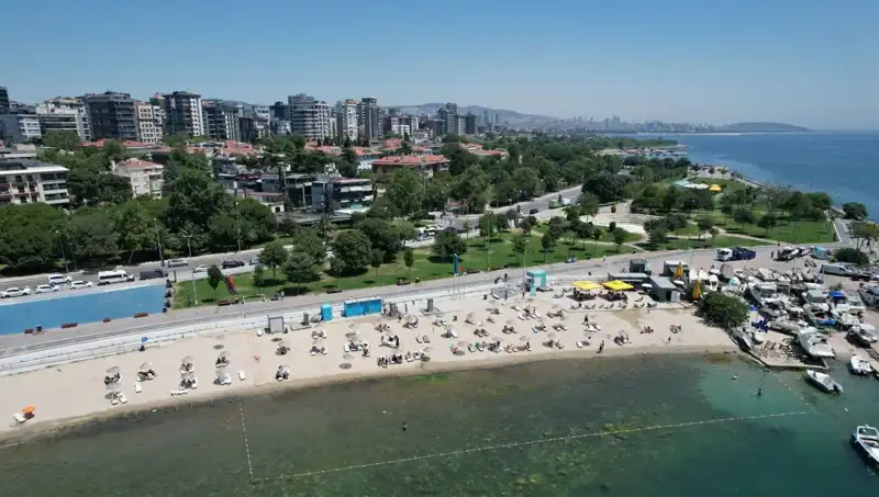 İstanbul'da Sıcak Havalar Caddebostan'ı Cennet Gibi Doldurdu