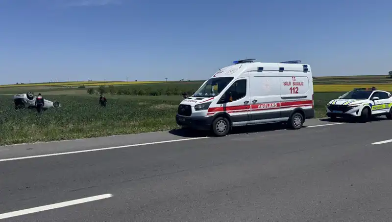 Edirne'de Devrilen Otomobilde Yaralı Sürücü ve Eşi Hastaneye Kaldırıldı